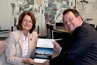 Antje Grotheer und Dr. Timo Utermark sitzen im Präsidentinnenzimmer und halten den Berich in ihren Händen.