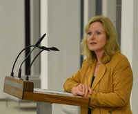 Fotografie der Vizepräsidentin am Rednerpult