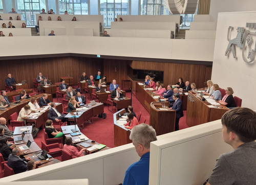 eine Sitzung des Parlaments im Plenarsaal von der Besuchstribüne aus gesehen