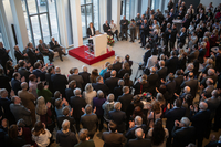 Der Festsaal ist voller Menschen. In der Mitte steht Antje Grotheer am Rednerpult.