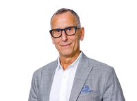 Ein Portraitfoto des Abgeordneten Holger Fricke. Er trägt eine Brille sowie ein Sakko mit Einstecktuch.