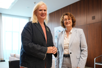 Barbara Gessler und Antje Grotheer stehen nebeneinander im Präsidentinnenbüro. Beide gucken freundlich in die Kamera.