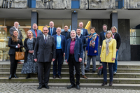 Die Mitglieder beider Ausschüsse und Direktor von Wachter stehen auf den Stufen vor dem Haus der Bürgerschaft. Alle gucken freundlich in die Kamera.